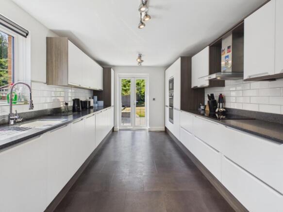 5 bed Detached for sale Image 11