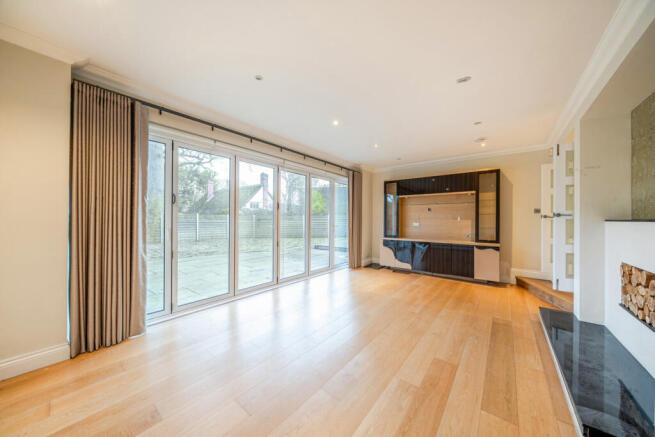 1396181-9-695e970...