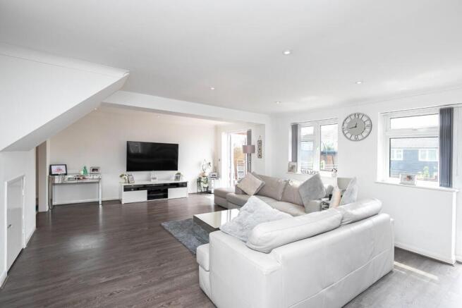28 Gwynne - Living room 2.jpg