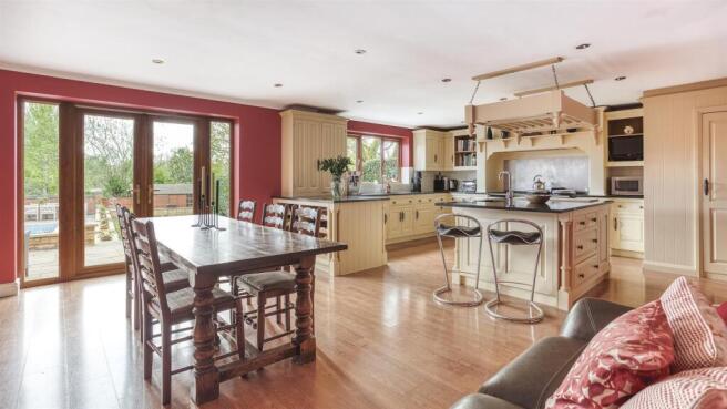 Living Kitchen/Dining Room