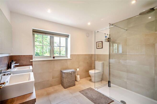 5 bed Detached for sale Image 10