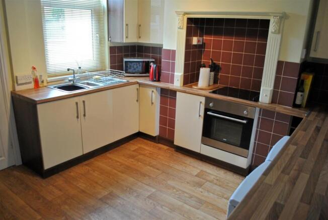 MODERN FITTED KITCHE