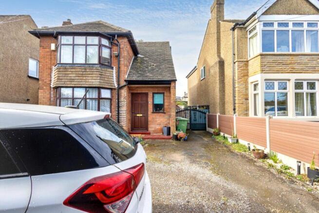 3-bed detached on Ring Road, Halton, Leeds, LS15 7AE, £200,000