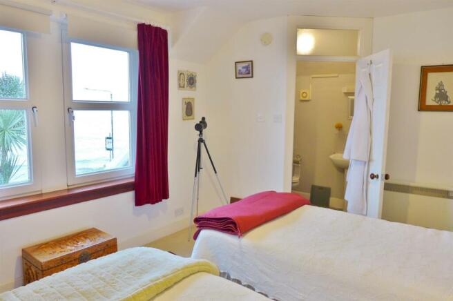 Bedroom 3 to ensuite.JPG