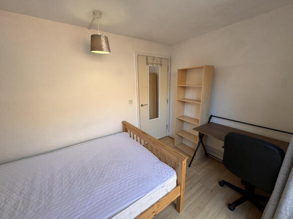 3 bed Flat to rent Image 7