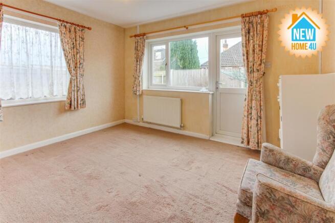 MAIN BEDROOM: