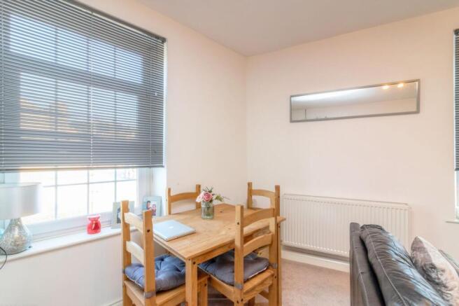 3 bed Flat to rent Image 4