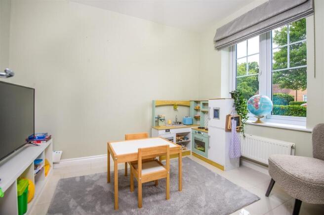 4 bed Detached to rent Image 6