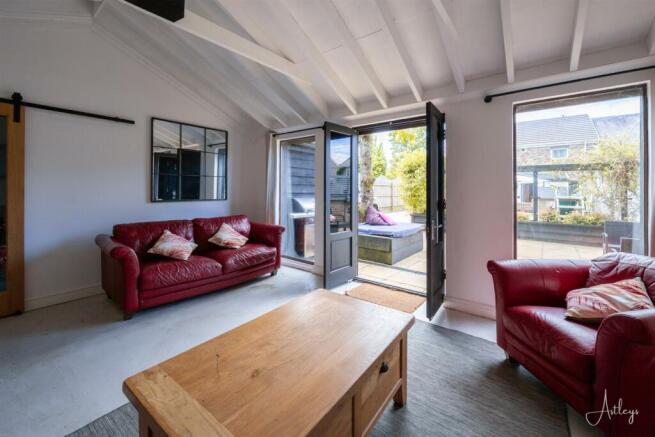 Detached summer house/garage area