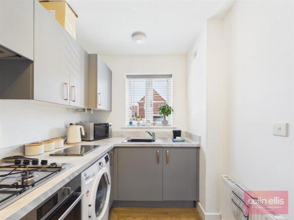 2 bed Semi-Detached for sale Image 8