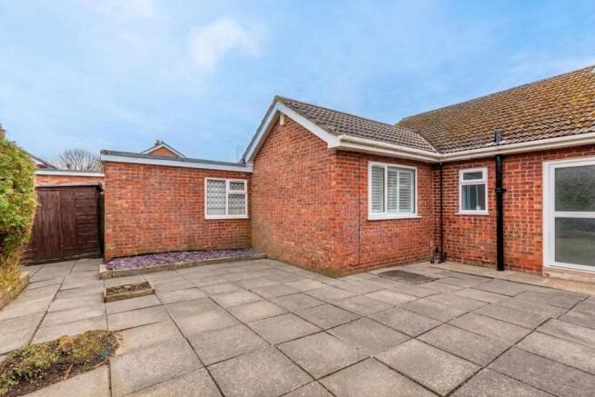 3 bed Semi-Detached Bungalow to rent Image 8
