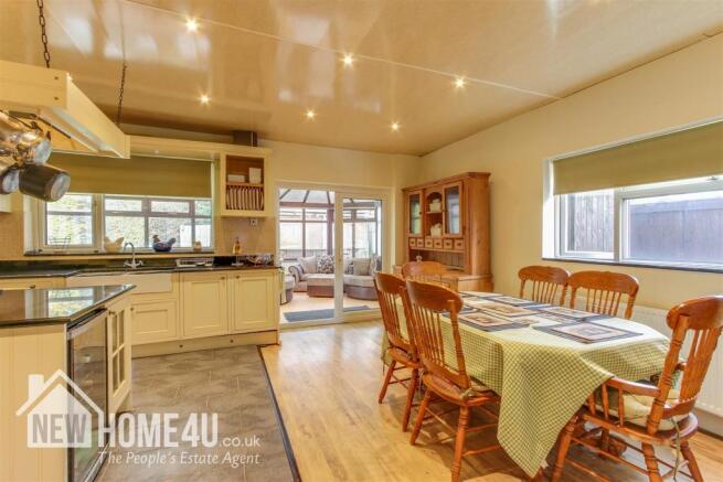 KITCHEN / DINER: