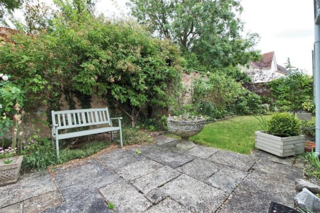 REAR GARDEN pic 3