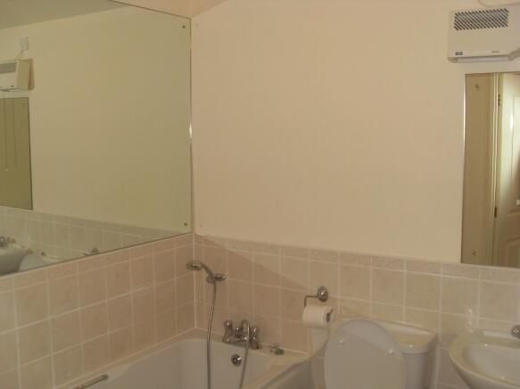 Main bathroom Angle 1