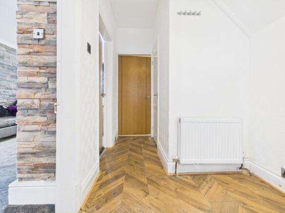 CAM03729G0-PR0172-STILL008