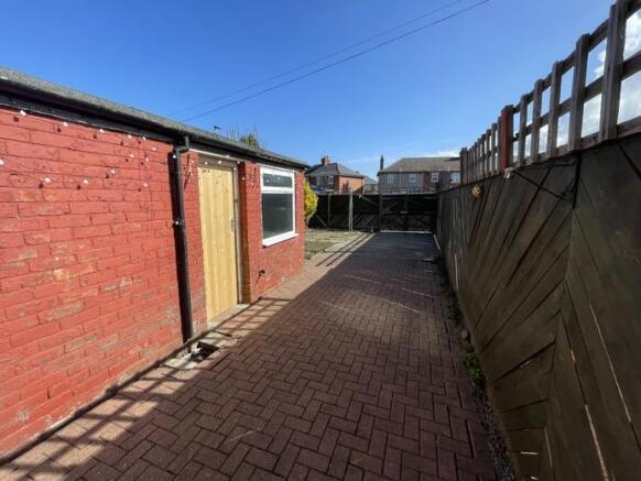 3 bed House to rent Image 10