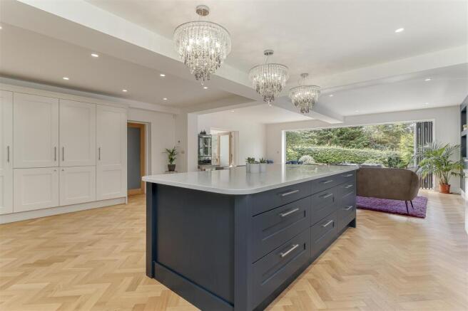 6 bed Detached for sale Image 7