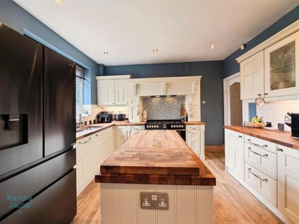 4 bed Detached for sale Image 12