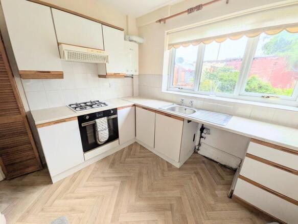 2 bed Terraced to rent Image 5