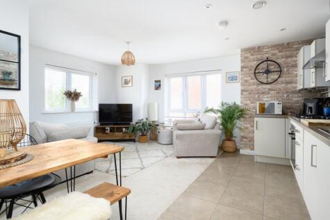 Mayfield Road, Walton-on-Thames, KT12
