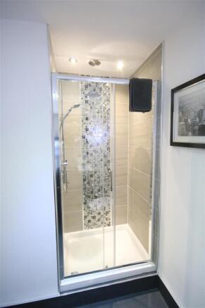 EN SUITE SHOWER ROOM