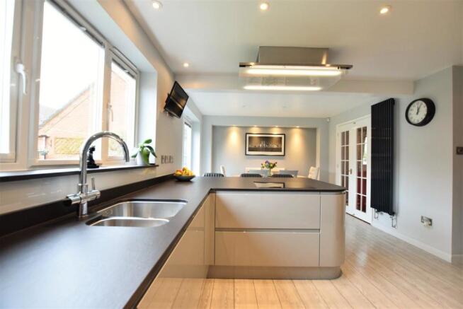 Kitchen/ Breakfast Room