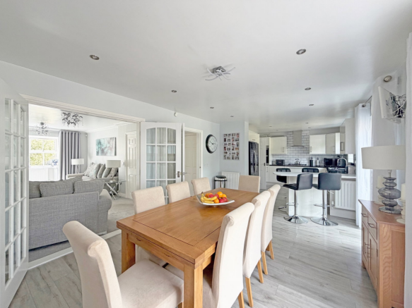 5 bed Detached for sale Image 8