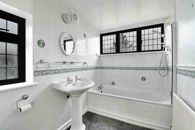 Bathroom 1.jpg