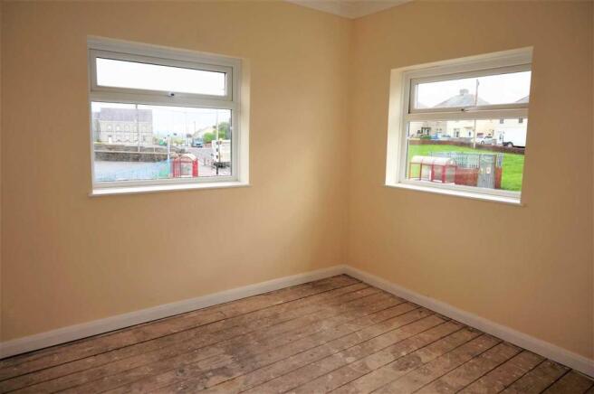 FRONT BEDROOM 2 :