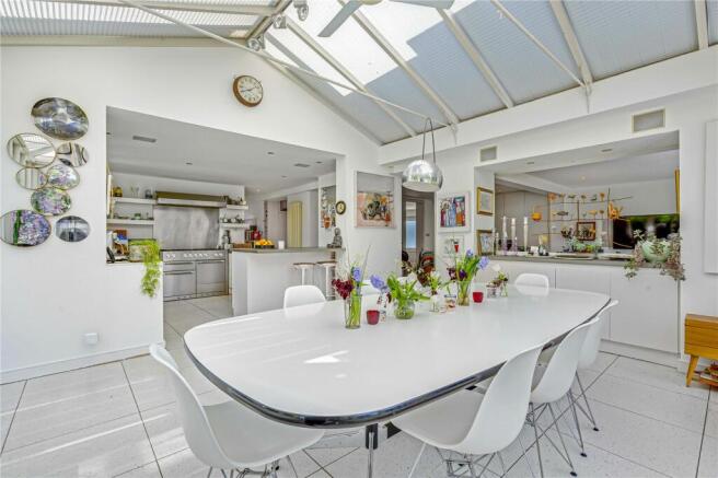 Kitchen & Dining