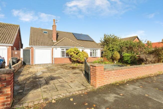 3-bed bungalow on St. Thomas Road, Lytham St. Annes, Lancashire, FY8, £375,000
