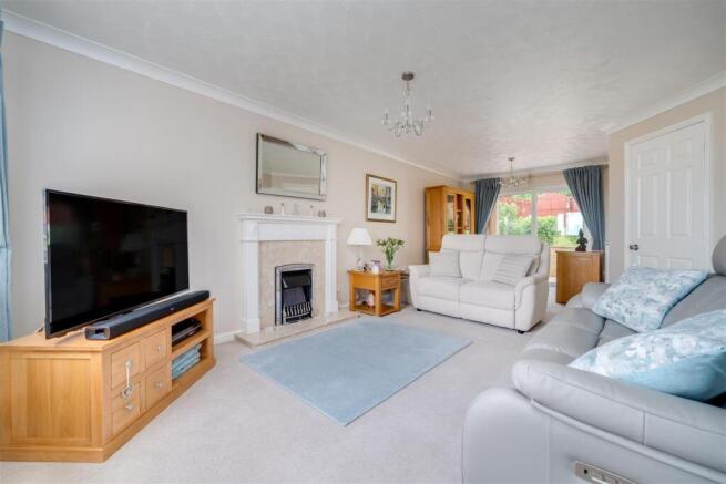 4 bed House for sale Image 4