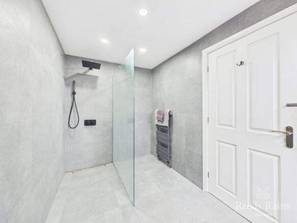 6 bed Detached for sale Image 6