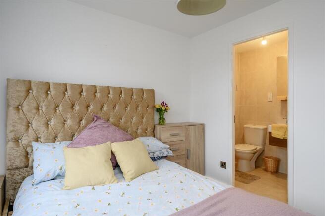 4 bed Detached for sale Image 12