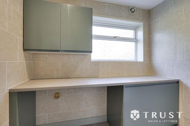 4 bed Semi-Detached to rent Image 4