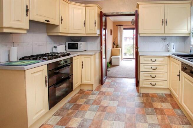 FITTED KITCHEN