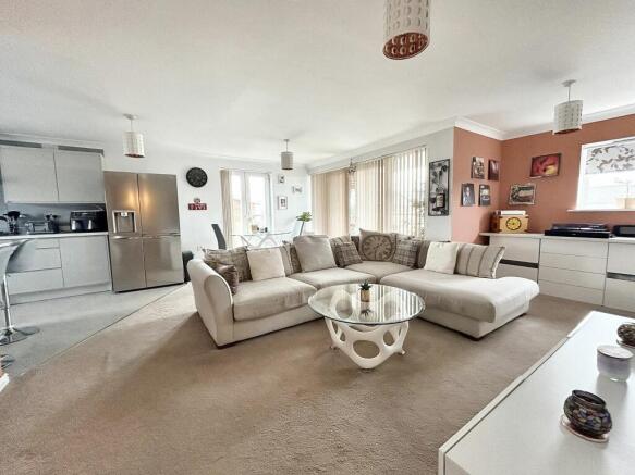 LOUNGE/DINING AREA