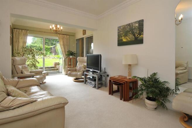 FRONT LOUNGE