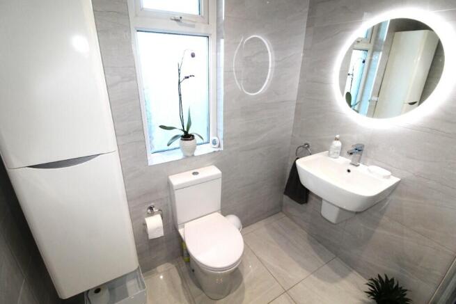 FAMILY SHOWER ROOM