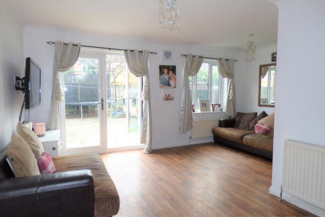Bristol Close, Loung