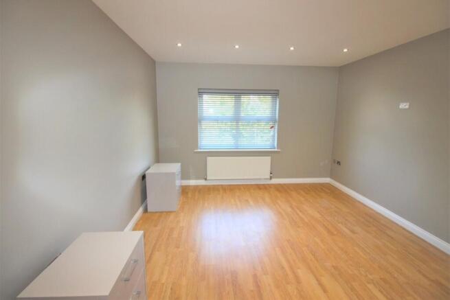 2 bed Flat for sale Image 7