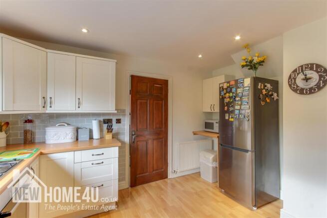 KITCHEN / BREAKFAST: