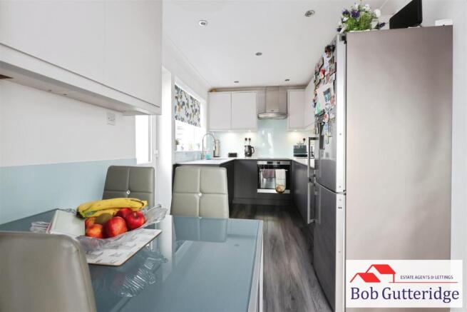 MODERN FITTED KITCHEN / DINING ROOM