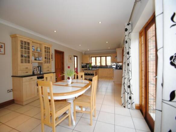 KITCHEN/BREAKFAST ROOM