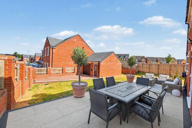 5 bed Detached for sale Image 8