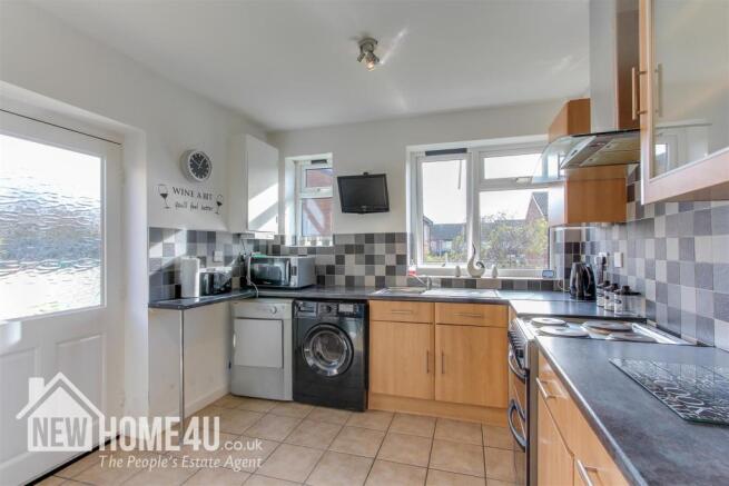 KITCHEN / BREAKFAST ROOM: