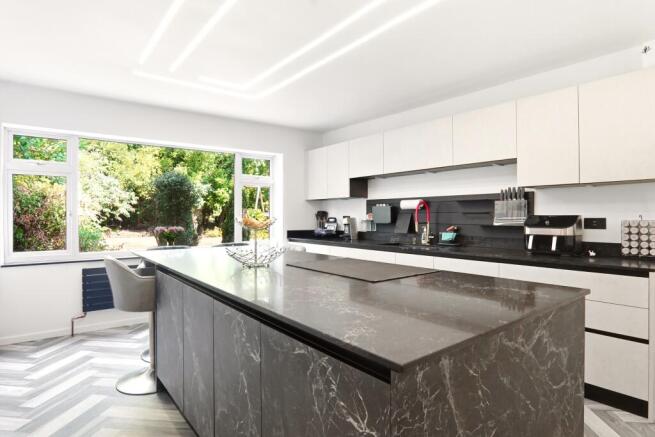 5 bed Semi-Detached for sale Image 5