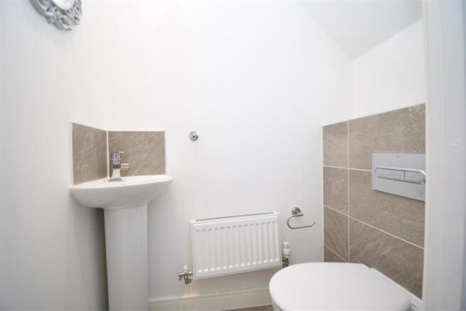 4 bed Detached to rent Image 6