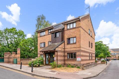 Harp Island Close, London