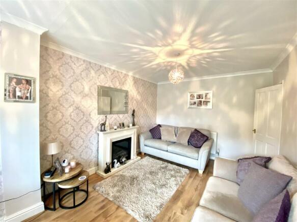SITTING/DINING ROOM